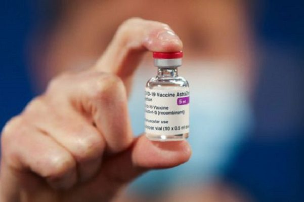 Reino Unido permitirá a menores de 30 años no usar vacuna de AstraZeneca