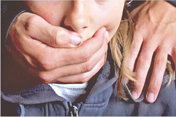 Francia prohíbe las relaciones sexuales con menores de 15 años