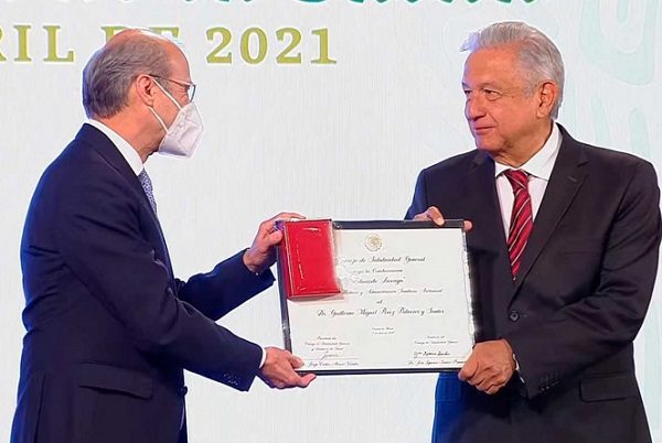 AMLO entrega Premios al Mérito 2021 a médicos y enfermeras