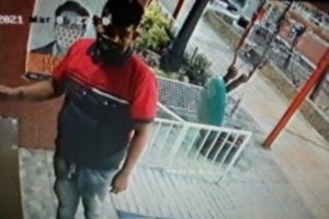 Sujeto golpea con piedra a mujer para robarle el celular, en Tlatelolco  #VIDEO