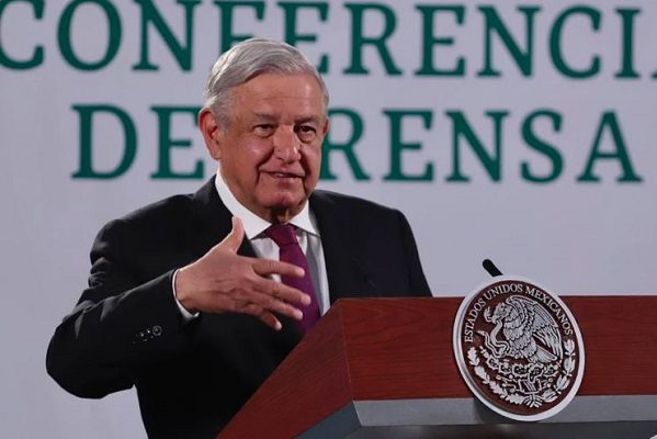 AMLO recibirá vacuna de AstraZeneca, pues riesgos "son mínimos"