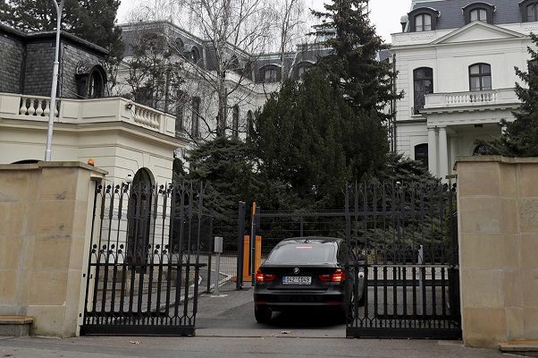 República Checa expulsa a 18 diplomáticos rusos por espionaje