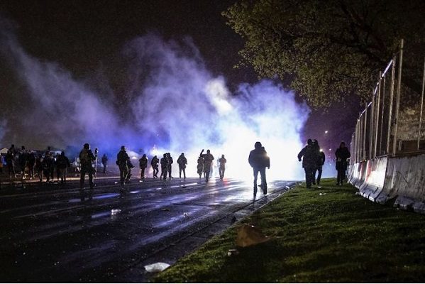 Impone toque de queda en Minnesota por protestas tras muerte de Daunte Wright