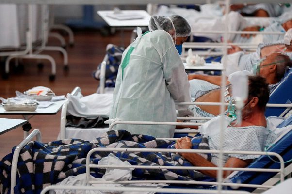 Brasil reparte "kits de intubación", pero hospitales aseguran son insuficientes