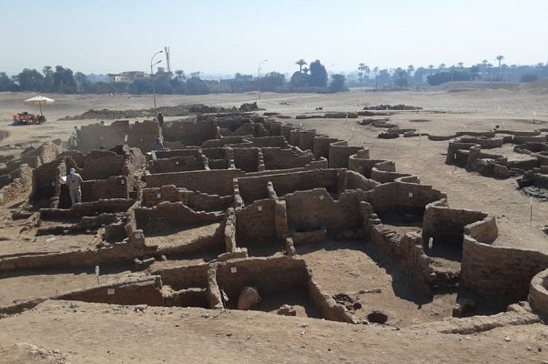 Enterrada bajo la arena, hallan ciudad perdida de hace 3 mil, en Egipto