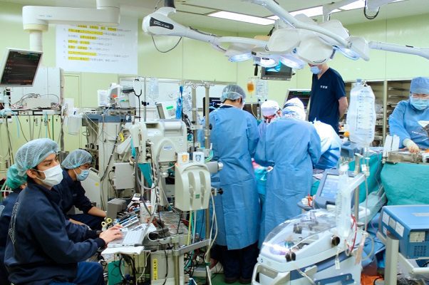 Realizan el primer trasplante de pulmón desde donantes vivos a paciente con Covid-19