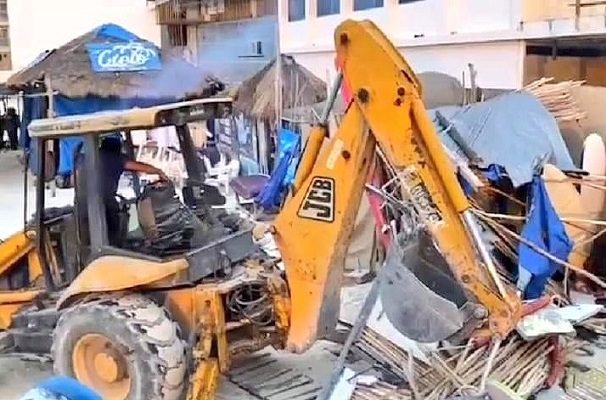 Con maquinaria pesada, desalojan club de playa en Cancún