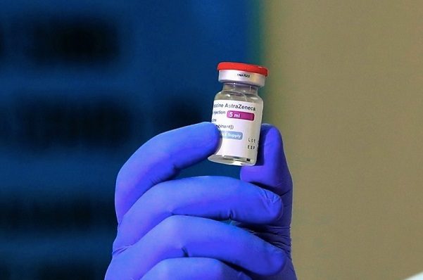 Pese a posibles trombos, Reino Unido reitera uso de vacuna de AstraZeneca