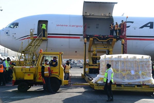 Arriban a México 327 mil 600 vacunas de Pfizer-BioNTech