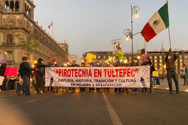 Retumba Palacio Nacional por pirotécnica de coheteros de Tultepec #VIDEOS