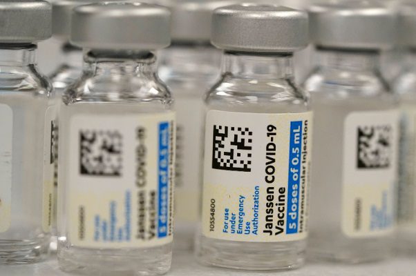 EMA analiza posibles casos de trombosis vinculados con vacuna de J&J