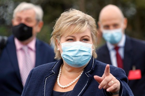 Multan a la primera ministra de Noruega por celebrar su cumpleaños