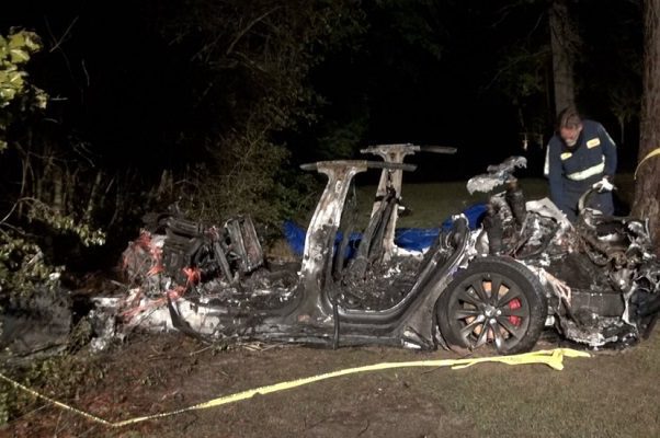Accidente de Tesla sin nadie al volante deja dos muertos, en Texas
