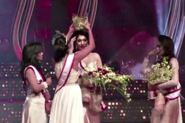 Detienen a reina de belleza por arrancar corona a la Mrs Sri Lanka #VIDEO