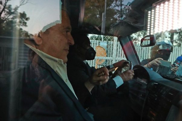 Con puro en mano, Alonso Ancira abandonó el Reclusorio Norte #VIDEO