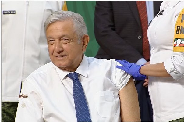 AMLO recibe la vacuna contra Covid-19 de AstraZeneca