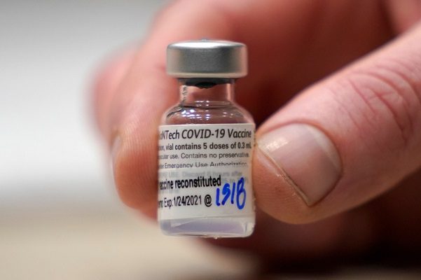 Variante sudafricana puede "atravesar" la vacuna anticovid de Pfizer