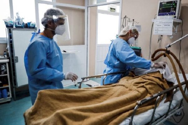 Jóvenes se reinfectarán de Covid-19 por 7 mil dólares