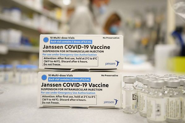 Regulador europeo encuentra posible vínculo entre vacuna de J&J y trombos
