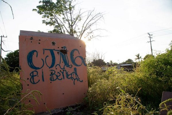 CJNG ataca a la policía de Aguililla, Michoacán, con drones