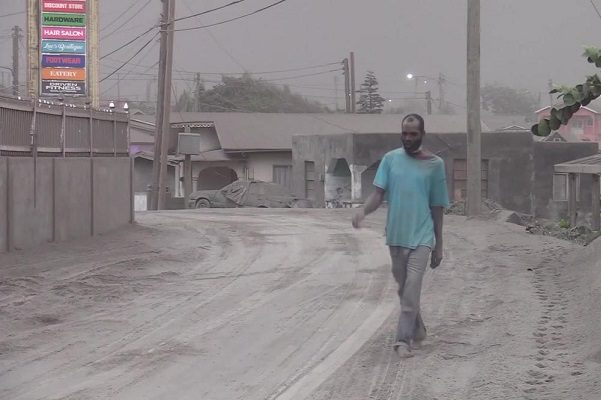 Corte de luz y miles de evacuados en San Vicente y las Granadinas tras erupción volcánica