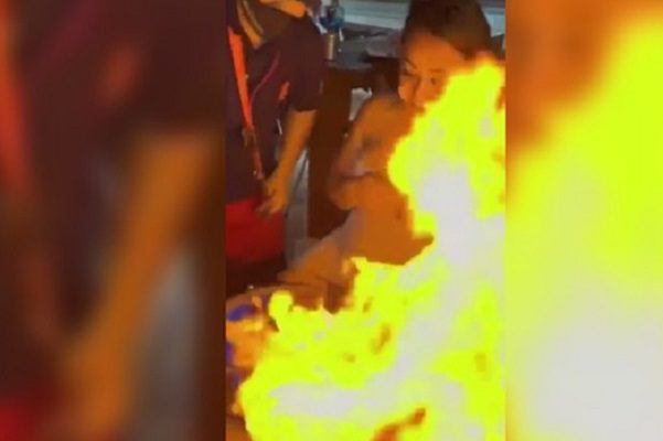 Mesero quema el rostro de una turista en un bar de Cancún #VIDEO