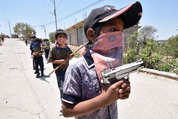 Niños se unen a autodefensas para combatir crimen organizado, en Guerrero