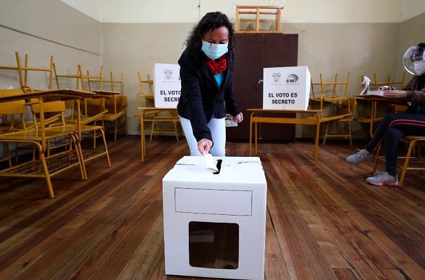 Ecuador abre urnas para su segunda vuelta electoral