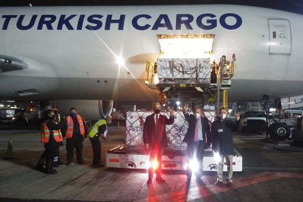 Arriba lote de 200 mil vacunas Sputnik V a México