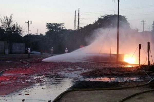 Restablecen al 91% luz de afectados por incendio en Complejo Petroquímico Pajaritos