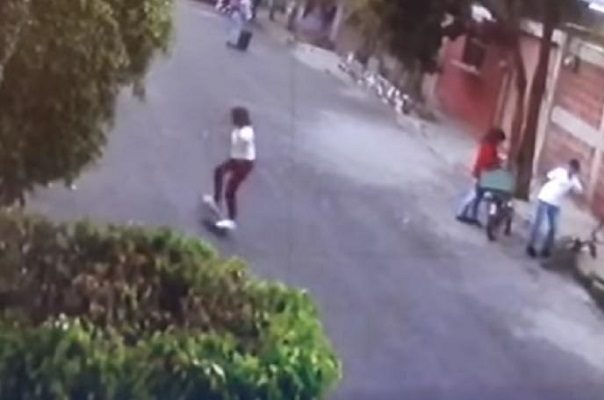 A punta de pistola, asaltan a niños en calles de Valle de Chalco #VIDEO