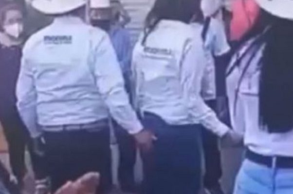 Señalan a David Monreal de tocar glúteos a candidata #VIDEO