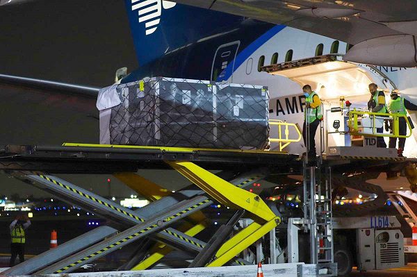 Llegan las primeras vacunas antiCovid de AstraZeneca del mecanismo Covax