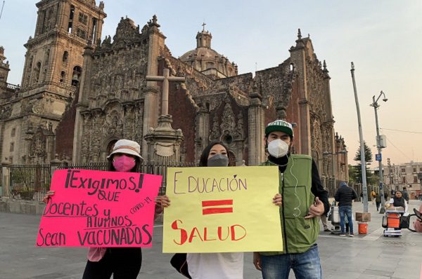 En Palacio Nacional, alumnos exigen ser vacunados contra el Covid-19
