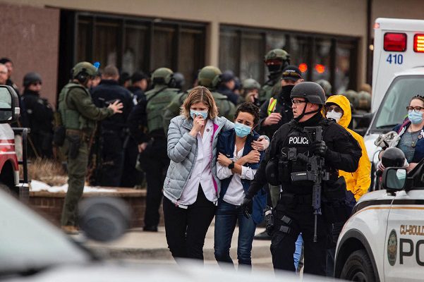 Imputan 43 cargos a autor del tiroteo en Colorado que dejó 10 muertos