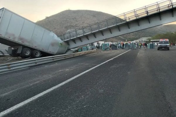 Puente peatonal se desploma sobre tráiler, en SLP #VIDEO