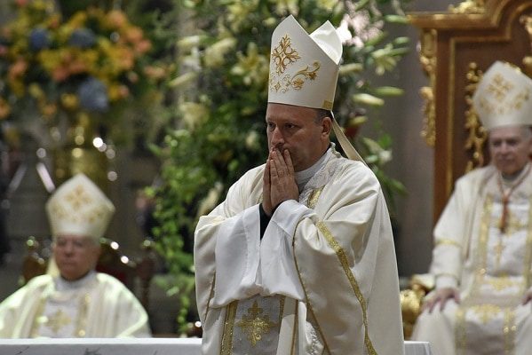 Parte rumbo a Aguililla, Michoacán, el nuncio Franco Coppola