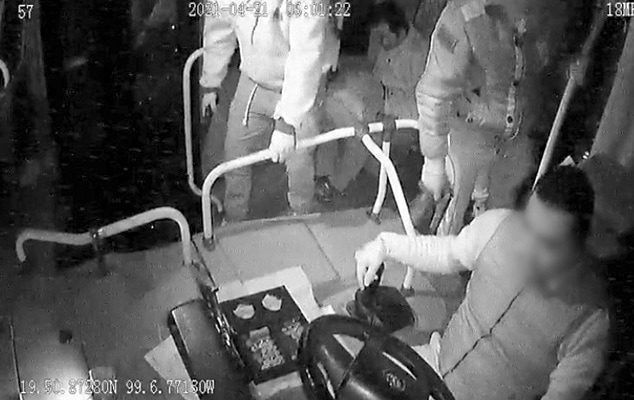 Con uso de violencia, sujetos asaltaron camión de pasajeros en Zumpango #VIDEO