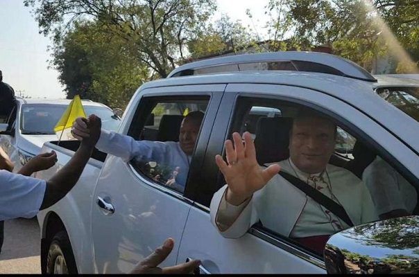 Arriba a Aguililla, Michoacán, el nuncio Franco Coppola #VIDEO