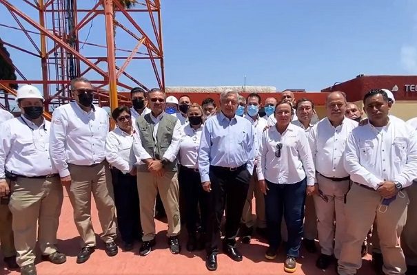 "Vamos a rescatar Pemex", asegura AMLO desde refinería de Cadereyta