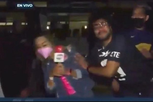 Reportera denuncia acoso en partido Pumas vs Puebla #VIDEO