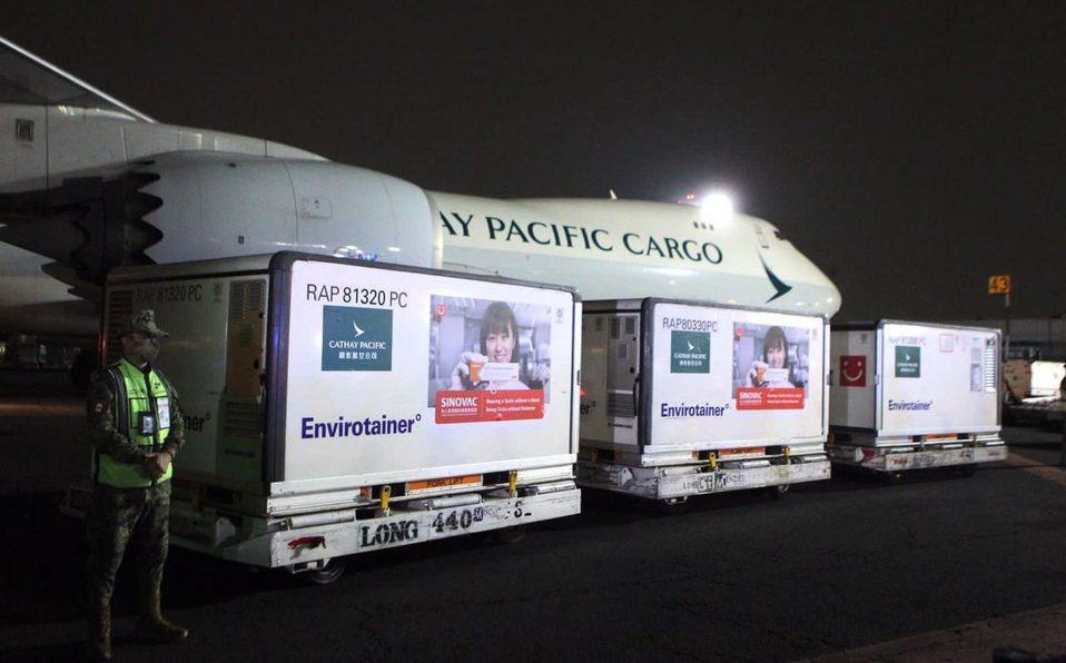 Arriban a México 500 mil dosis de vacunas de Sinovac