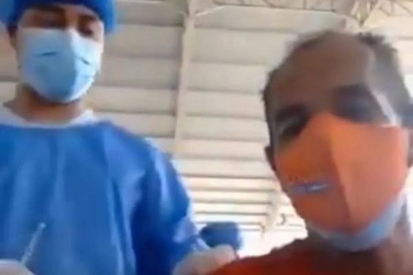 Detienen a enfermero que fingió vacunar contra Covid-19, en Ecuador #VIDEO