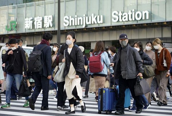 Ante el aumento de contagios, Japón cierra comercios bares y teatros
