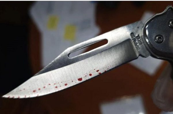 Ministra de Industria y Turismo de España recibe una navaja ensangrentada