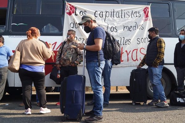 Normalistas bloquean Aeropuerto Internacional de Oaxaca; cancelan vuelos