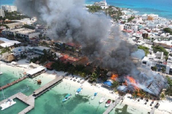 Se registra fuerte incendio en zona de restaurantes de Isla Mujeres #VIDEOS