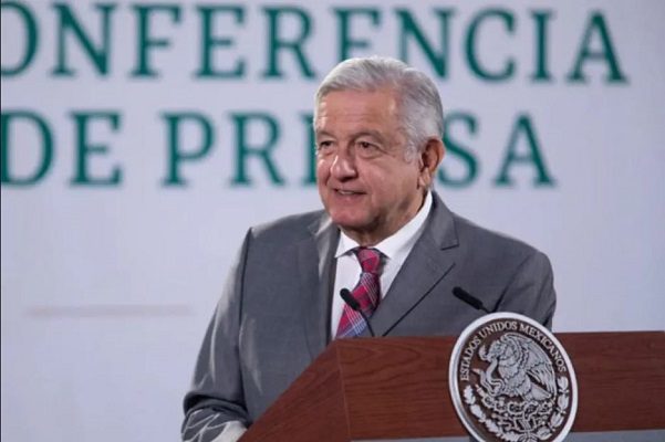 Es falso que se haya negado la vacuna a médicos privados, reitera AMLO