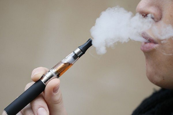 Ricardo Monreal propone agregar impuesto a vapeadores