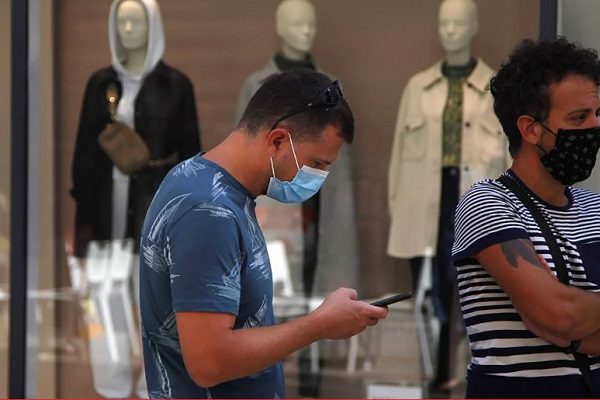 EU permite que personas vacunadas estén al aire libre sin cubrebocas